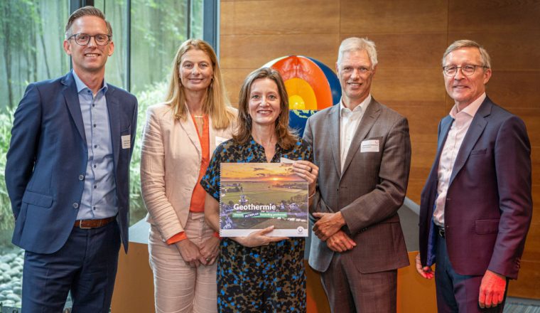 V.l.n.r. Marco van Soerland (HVC), Janine Verweij (Geothermie Nederland), Esther Pijs (ministerie van EZK), Hans Bolscher (Geothermie Nederland), Herman Exalto (EBN).